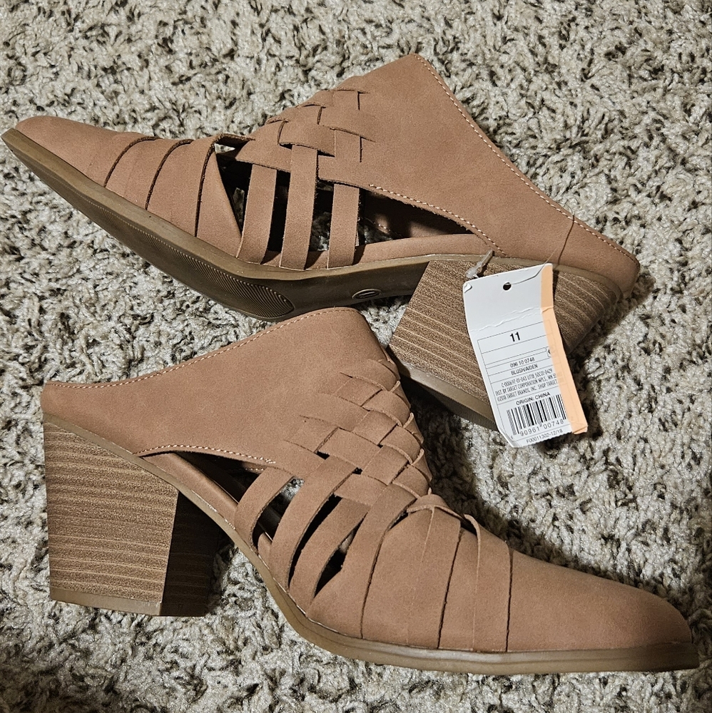 UNIVERSAL THREAD TAN HEELED MULES/CLOGS 11M
